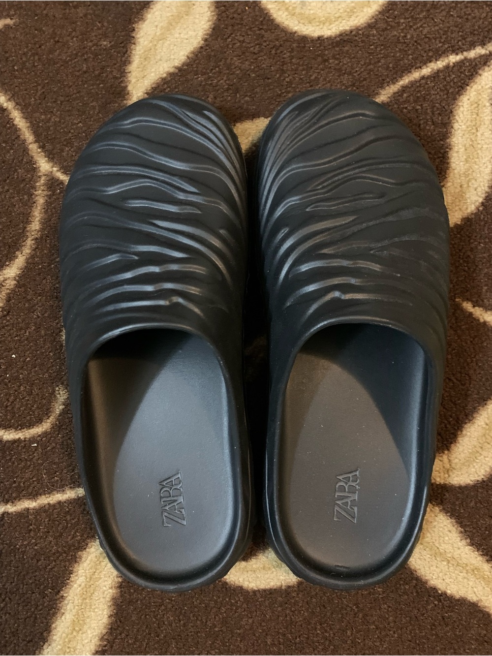 Zara Black Textured Slip-On Clogs